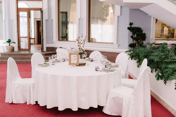 Mesa de hóspedes do casamento, decorada com buquê e configurações — Fotografia de Stock