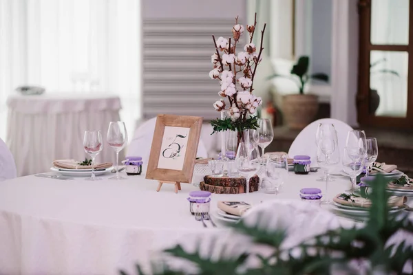 Guest bord, med bukett från bomull och ram med nummer — Stockfoto