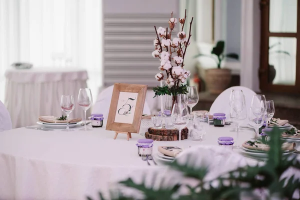 Mesa de hóspedes, com buquê de algodão e quadro com número — Fotografia de Stock