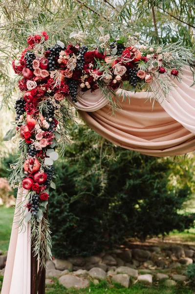 Decoração de arco de casamento outonal de rosas, maçãs, uva e romã — Fotografia de Stock