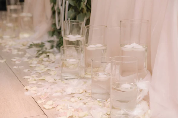 Vela branca flutuando em vaso com água — Fotografia de Stock