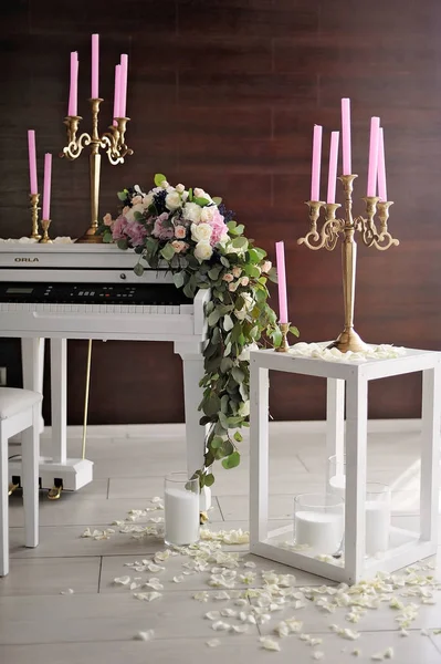 Composição com piano branco e velas — Fotografia de Stock