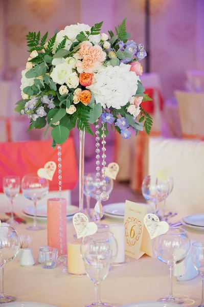 Bröllop gäst tabell dekorerad med bukett och inställningar — Stockfoto