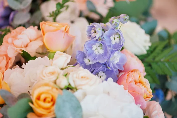 Весільний прикраса букета з троянд і пелюсток, крупним планом — стокове фото