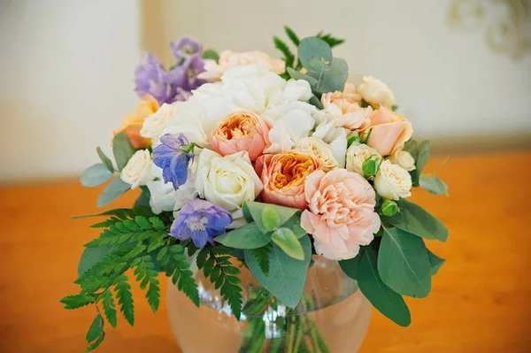 Matrimonio decorazione bouquet di rose e petali, primo piano — Foto Stock