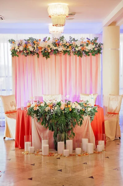 Mesa de casamento decorada com buquê e velas — Fotografia de Stock