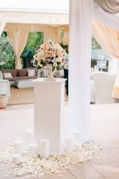 Arch for the wedding ceremony, with ancient column nearby — Stock Photo, Image