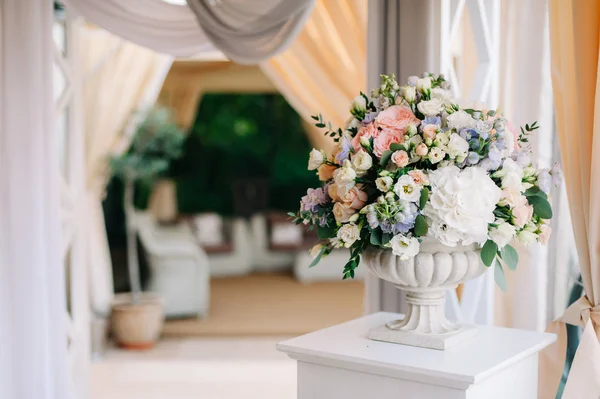 Mooie bruiloft boeket in stenen vaas, close-up — Stockfoto
