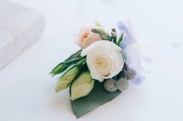 Tender rose and blue flower put in a boutonniere — Stock Photo, Image