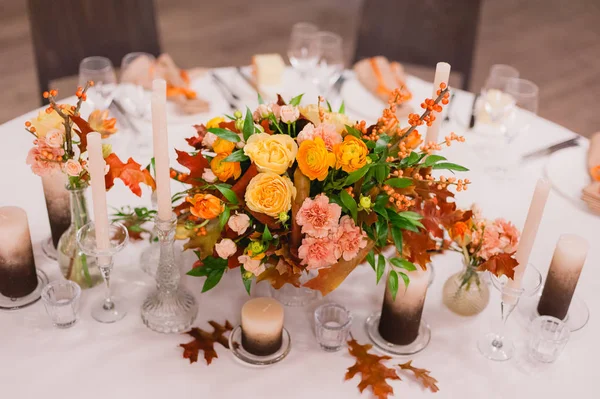 Bröllop dekoration av färska blommor — Stockfoto