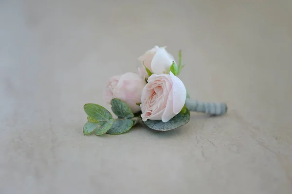 Bouton de rose dans la boutonnière sans tendresse, gros plan — Photo