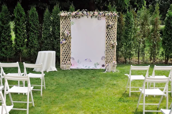 Wunderschönes Hochzeitsgitter geschmückt mit Blumen und Gratulation auf Banner — Stockfoto