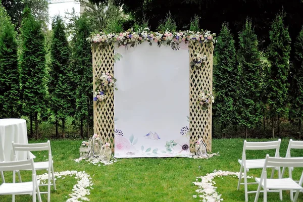 Piękny ślub krata ozdobione kwiatami i gratulacje na banner — Zdjęcie stockowe