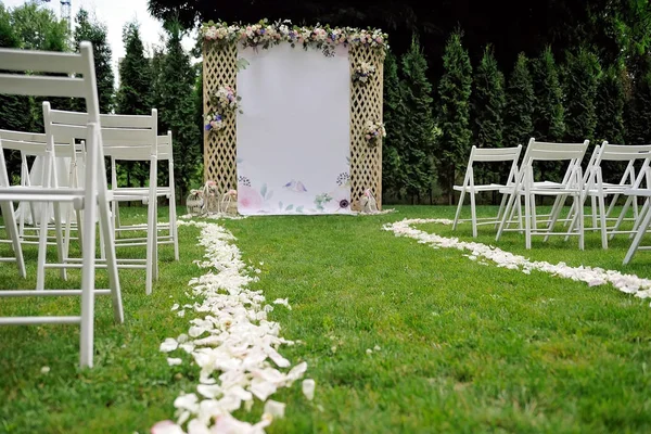 Bela treliça de casamento decorado com flores e parabéns com banner — Fotografia de Stock