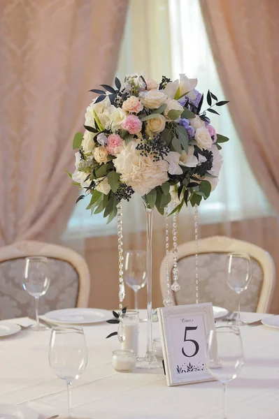 Bröllop gäst tabell dekorerad med bukett och inställningar — Stockfoto