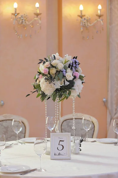 Mesa de hóspedes de casamento decorada com buquê e configurações — Fotografia de Stock