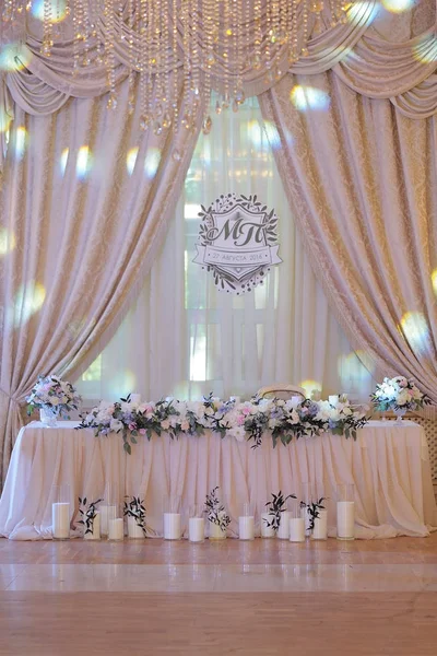 Lujo decorado matrimonio mesa recién casada — Foto de Stock