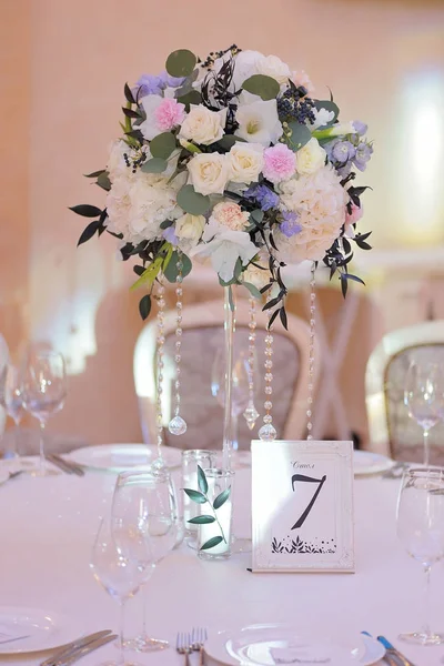 Mesa de invitados de boda decorada con ramo y ajustes — Foto de Stock