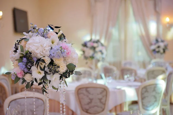 Mesa de invitados de boda decorada con ramo y ajustes —  Fotos de Stock