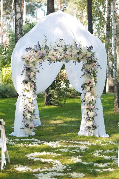 Belo arco de casamento. Arco decorado com pano branco e flores — Fotografia de Stock