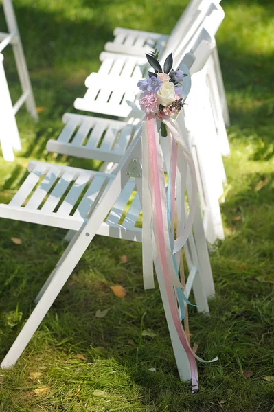 Cadeiras de casamento em cada lado do arco — Fotografia de Stock