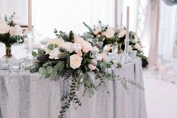 Belo buquê insensível na mesa de casamento — Fotografia de Stock