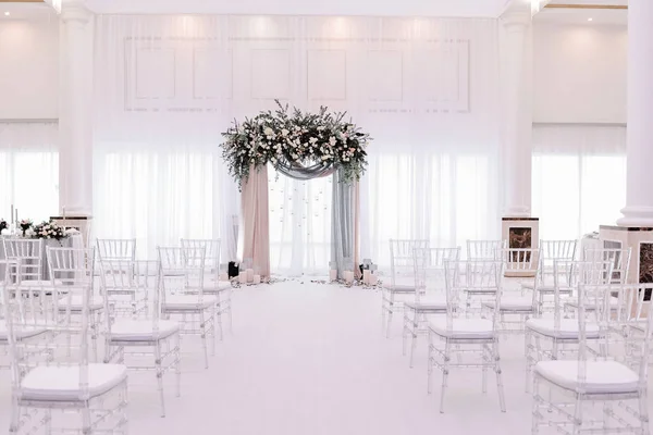 Belo arco de casamento. Arco decorado com pano de pêssego e argênteo e flores — Fotografia de Stock