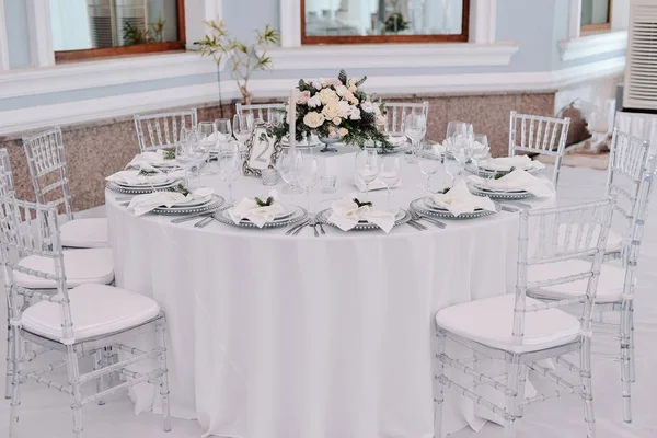 Mesa numerada de convidados bem decorada no salão de casamento insensível — Fotografia de Stock