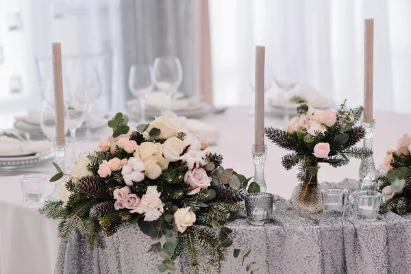 Schöner zarter Strauß auf dem Hochzeitstisch — Stockfoto