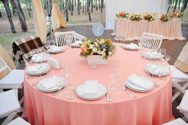 결혼식 손님 테이블 장식 꽃다발 및 설정 — 스톡 사진