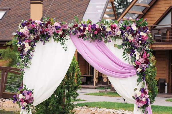 Arcos de casamento elemento de flores brancas e rosa close-up — Fotografia de Stock