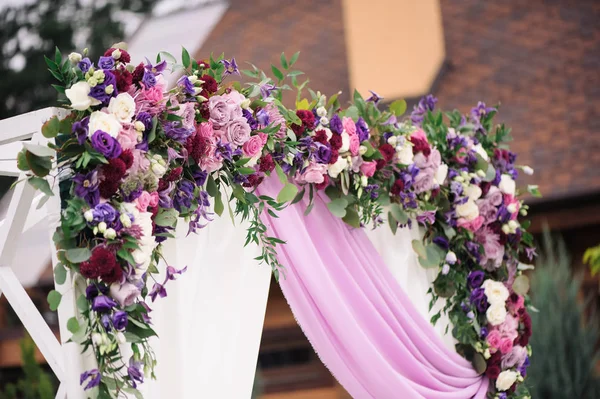 Arco de casamento com decoração bem flor — Fotografia de Stock