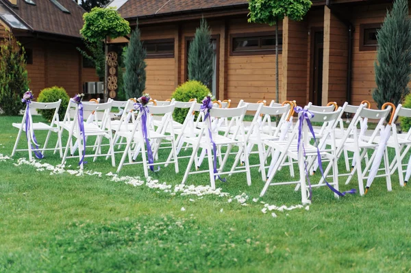 Cadeiras de casamento bonito decorado — Fotografia de Stock