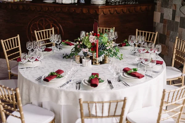 Весільний прикрашений білий стіл і стільці в замку кохання — стокове фото