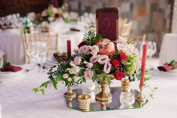 Decoração de mesa de casamento com as flores vermelhas, rosa e velas — Fotografia de Stock