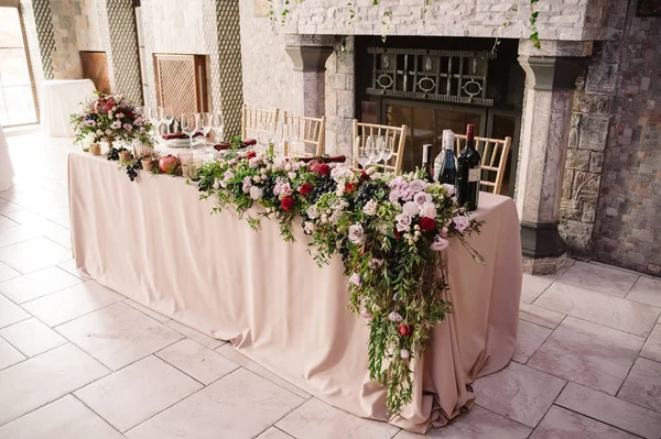 Decoração de mesa de casamento com as flores rosa, uva e vegetação para o noivo e noiva — Fotografia de Stock