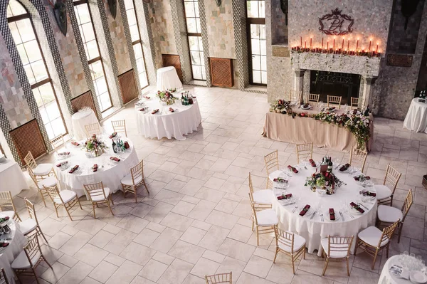 Interior de um restaurante decorado de casamento pronto para os hóspedes, vista do topo — Fotografia de Stock
