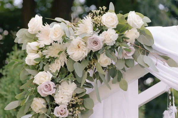 Arco de casamento bonito, decorado com pano de cerco e flores, close-up — Fotografia de Stock