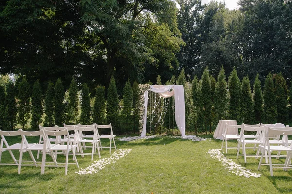 Belo arco de casamento. Arco decorado com pano de cerco e flores — Fotografia de Stock