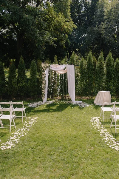Belo arco de casamento. Arco decorado com pano de cerco e flores — Fotografia de Stock