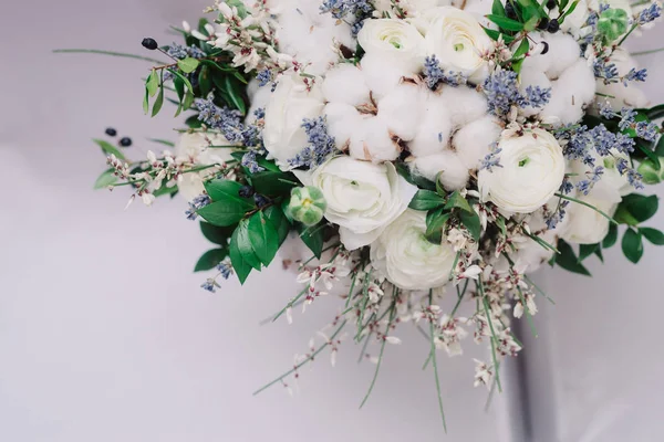 Ніжний весільний букет з троянд, масляної чашки, лаванди та бавовни, крупним планом — стокове фото