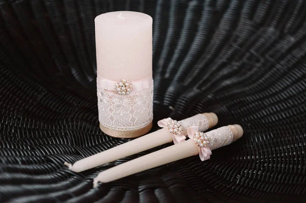 Casamento velas decoradas no estilo rosa claro ternamente — Fotografia de Stock