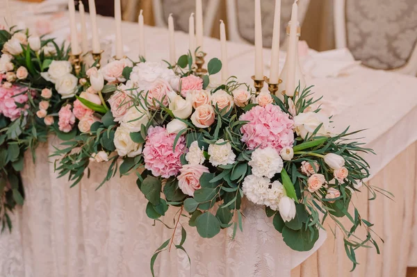 Decoração de mesa de casamento com rosas, cravos e velas no estilo rosa claro ternamente — Fotografia de Stock