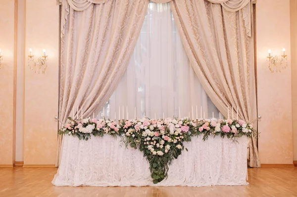 Decoração de mesa de casamento com o casaco de braços em estilo rosa claro — Fotografia de Stock