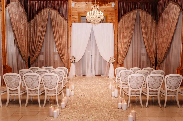 Interior de uma decoração de salão de casamento em cores brancas e marrons — Fotografia de Stock