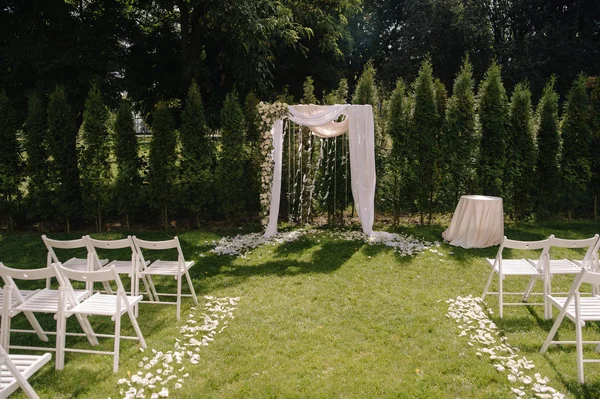 Belo arco de casamento. Arco decorado com pano de cerco e flores — Fotografia de Stock