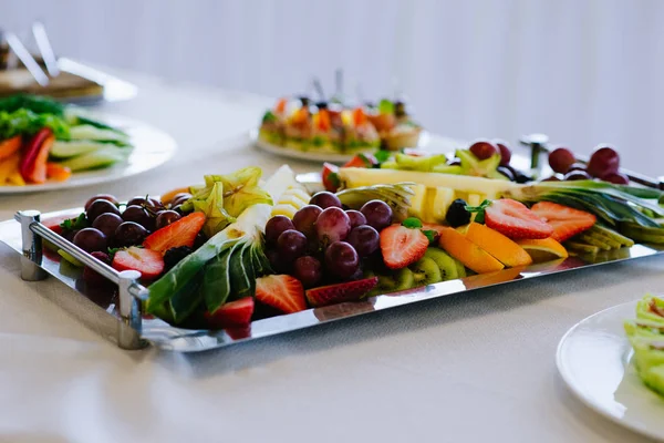 The concept of healthy food, fruit, cheese and crackers on the tray — Stock Photo, Image