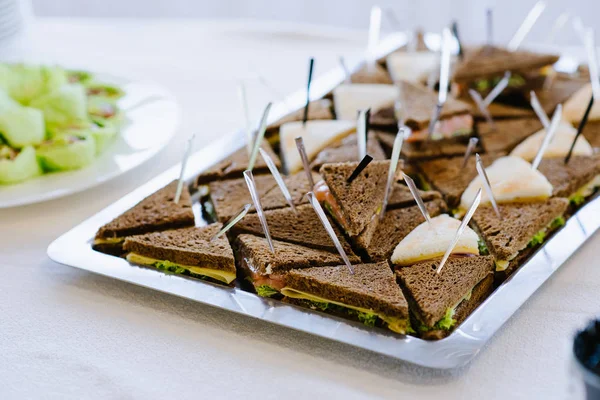 Deliciosos canapés de aperitivo de pan negro en pinchos — Foto de Stock