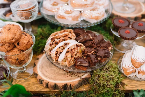 Deliciosos pastelitos dulces y dulces, decorados al estilo de la boda — Foto de Stock