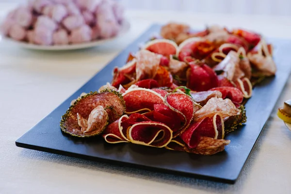 Bandeja de comida con delicioso salami en rodajas —  Fotos de Stock